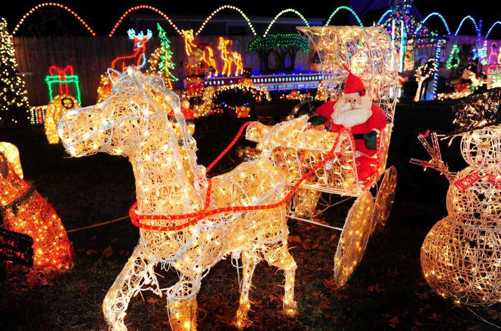 Neighbors petition to shut down 300,000-light display on street in Connecticut
