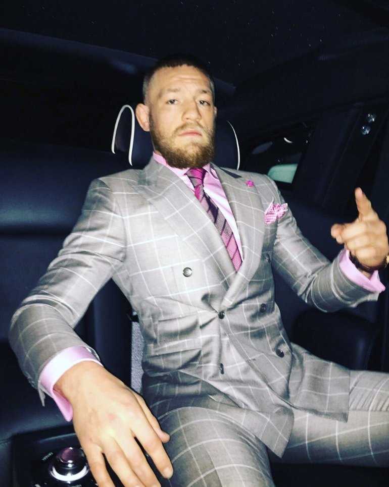 Conor McGregor signs contract to fight Floyd Mayweather