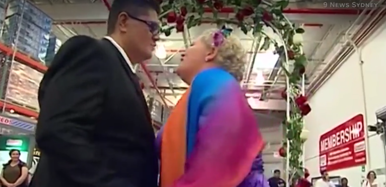 Couple gets hitched inside Costco superstore