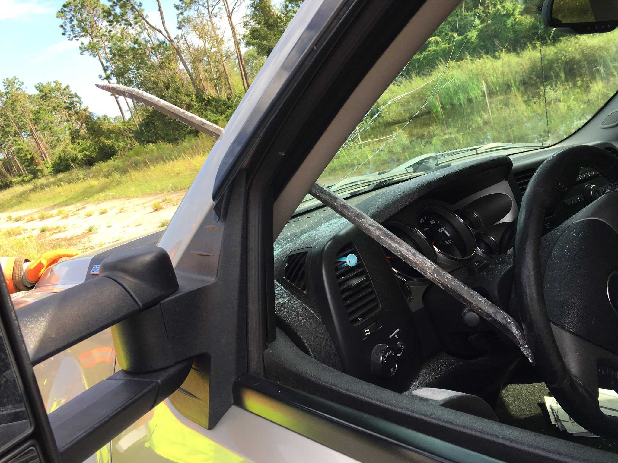Caught on camera: Crowbar smashes through driver’s windshield