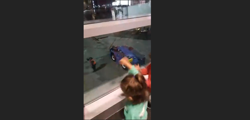 Adorable video shows airport employee dancing with girls at gate