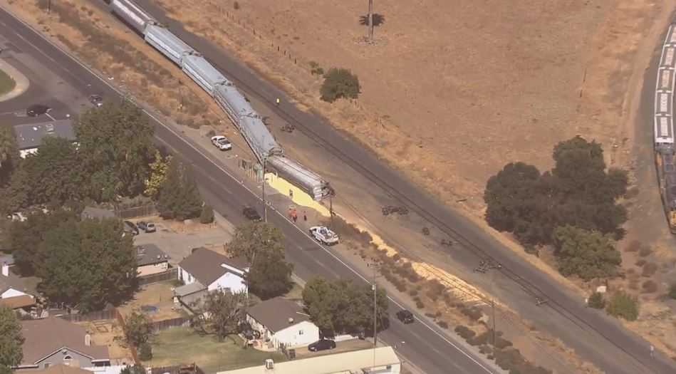 Train derails, spills grain in downtown Galt