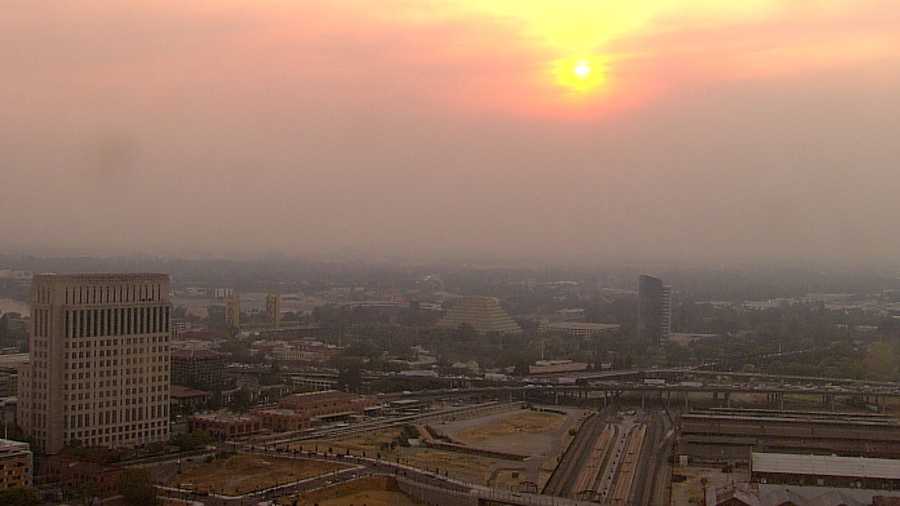 Smoky haze, odor settle in Sacramento