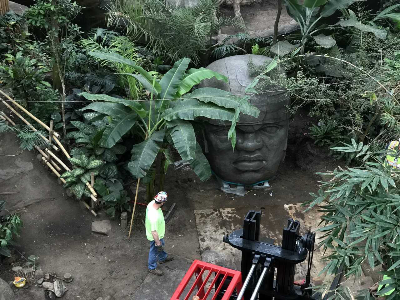 New statue turning heads at Omaha zoo