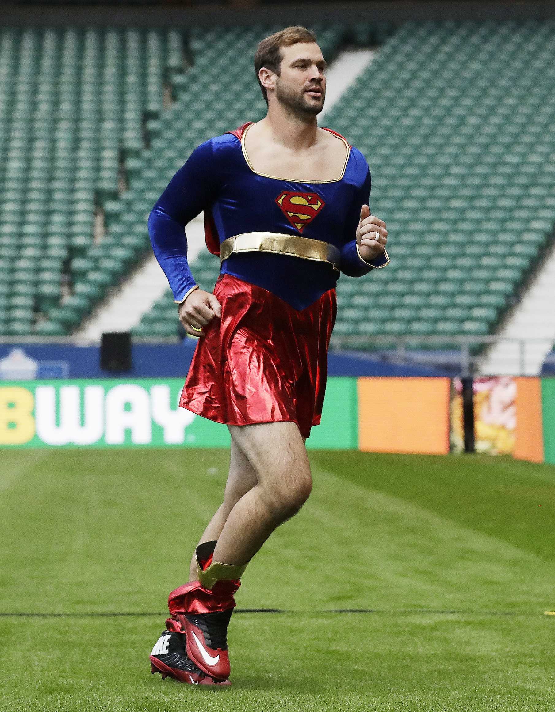 Arizona Cardinals QB loses bet, does pregrame warmups in Supergirl costume