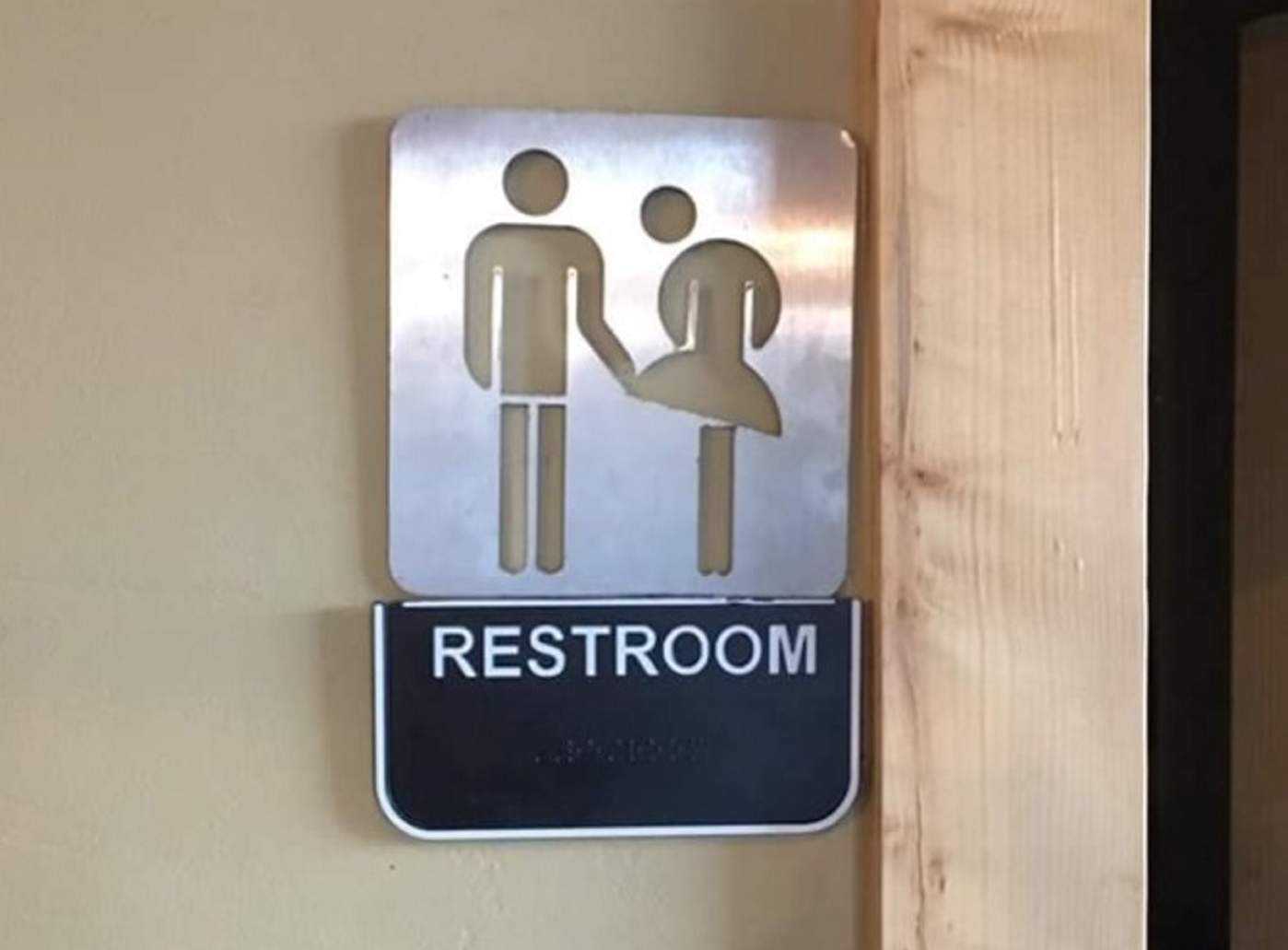 Pizza shop to take down bathroom sign after backlash