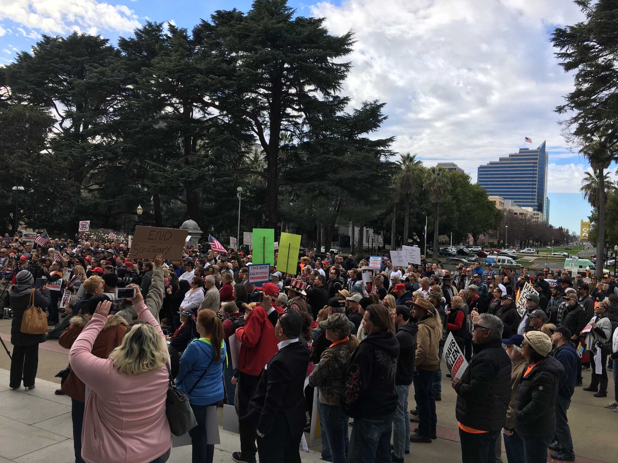 Hundreds rally at Capitol for Republican gubernatorial candidate
