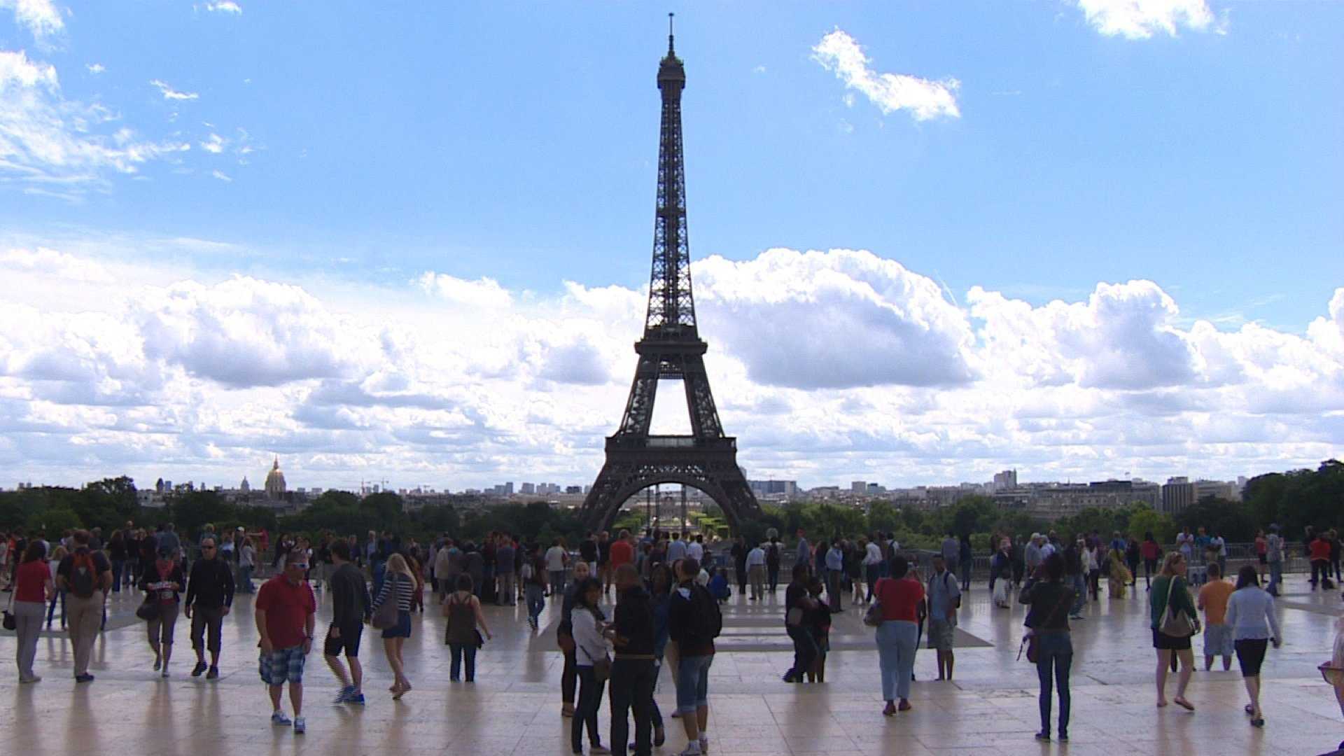 Knife-wielding man tries to break past Eiffel Tower security