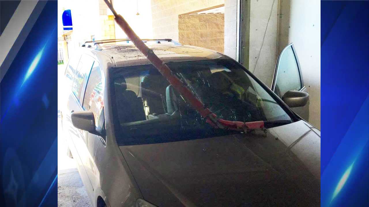 Terrifying: Pole nearly goes through windshield during car wash
