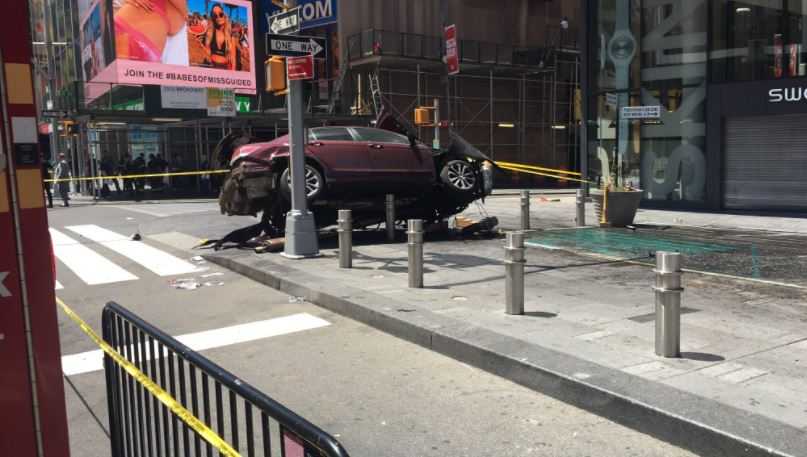 At least 1 dead, driver in custody after car plows into Times Square crowd