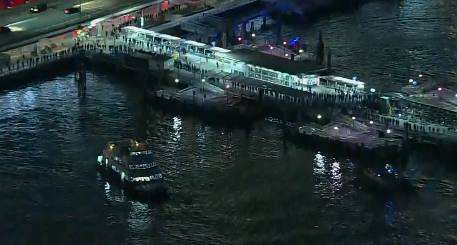 Passengers evacuated after New York City ferry hits sandbar