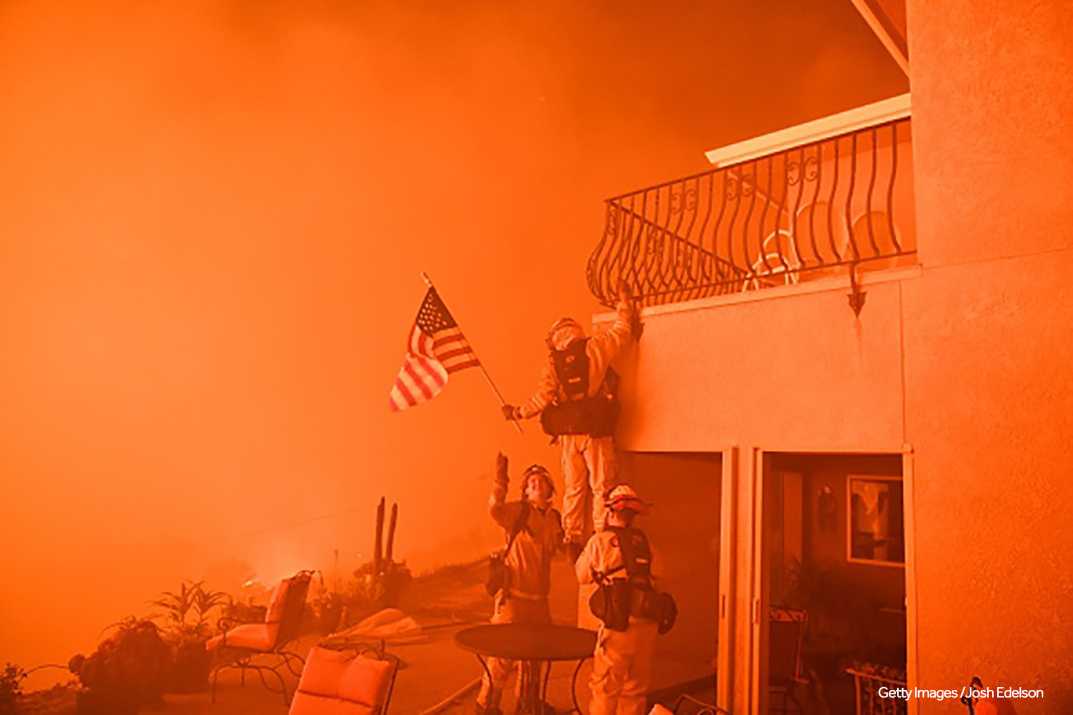 Wildfires threaten hundreds of homes