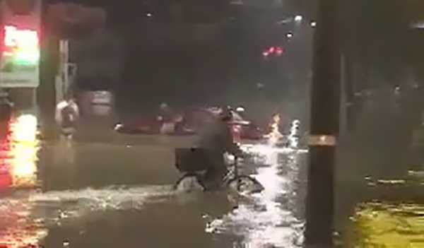 'It almost looked like a blizzard!' Flooding swamps homes and traps vehicles in Butler