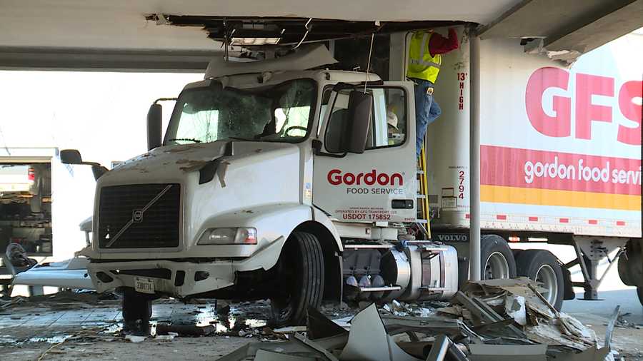 Investigators Truck driver ran red light before hitting dialysis clinic