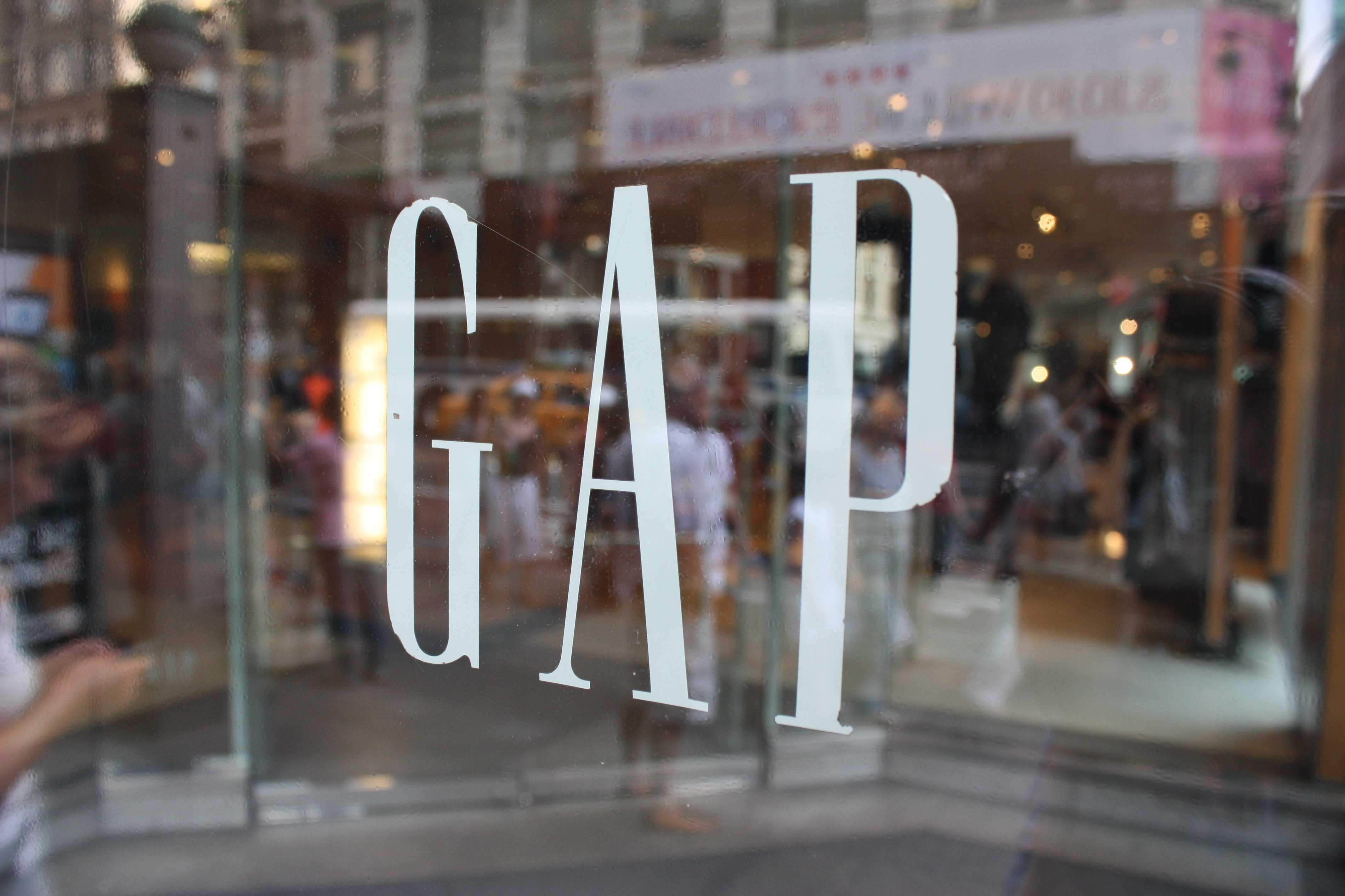 200 Gap and Banana Republic stores closing