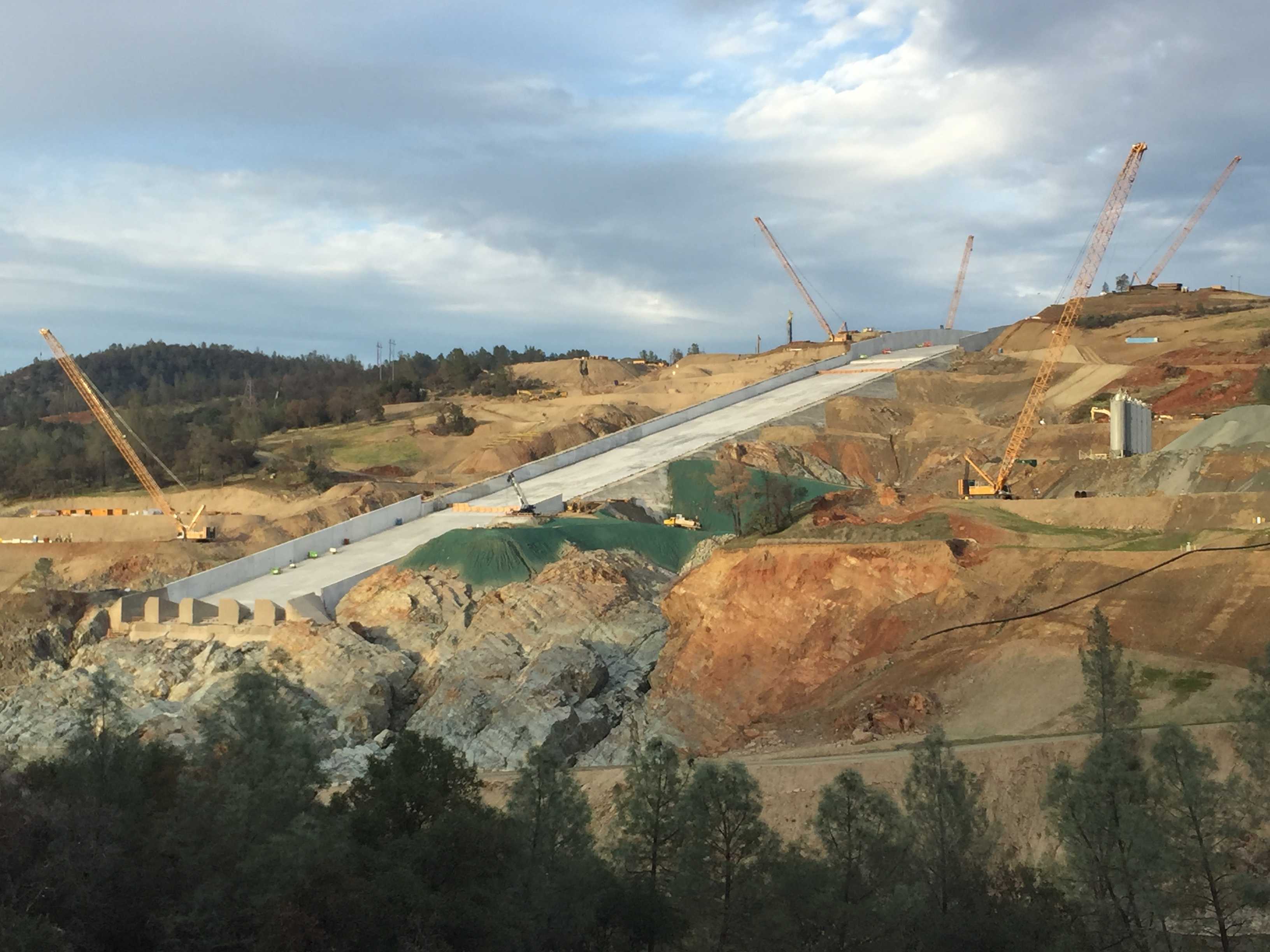 DWR: Hairline cracks in Oroville spillway normal in massive concrete projects