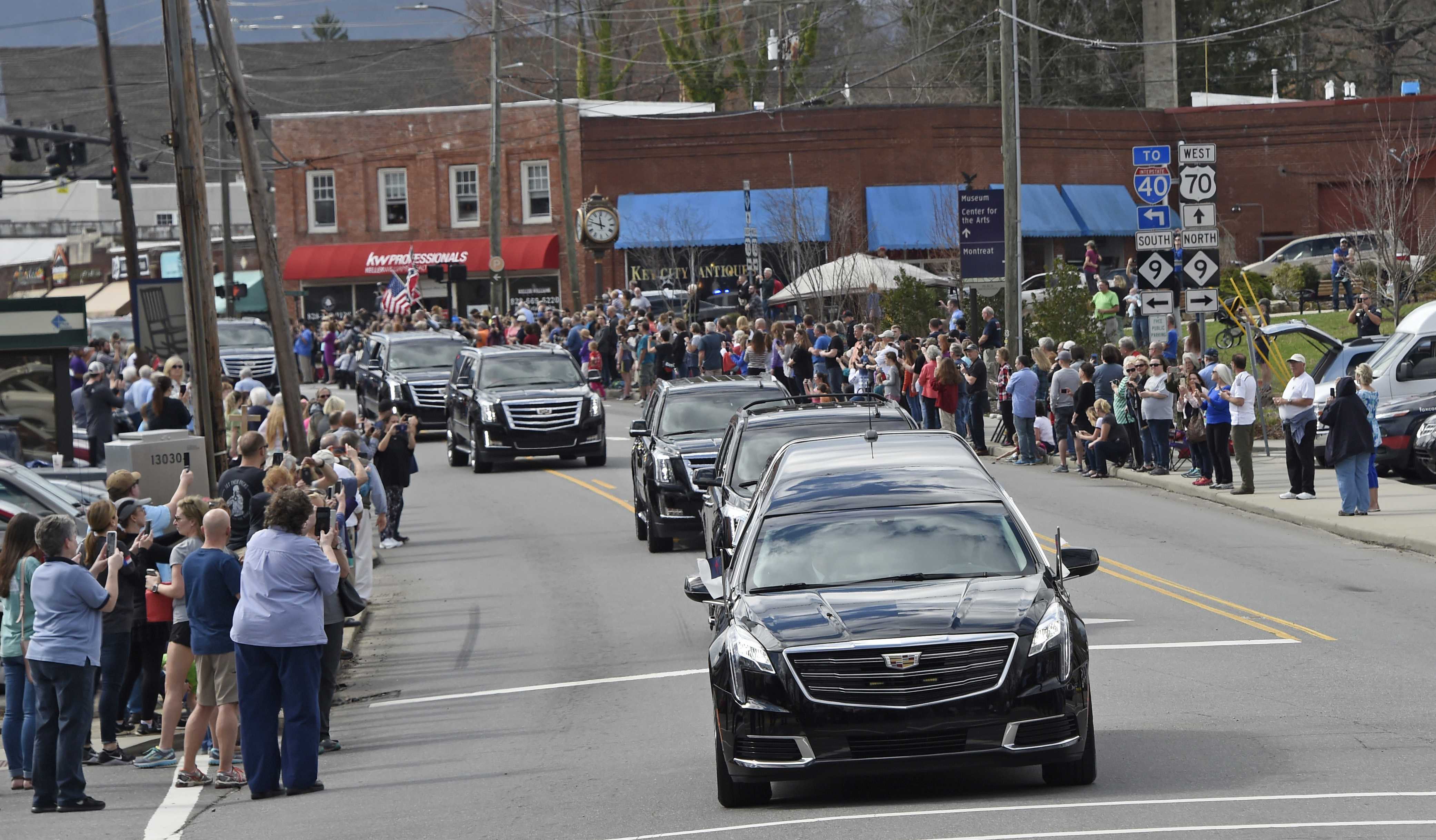 Admirers line streets, overpasses to see Billy Graham’s motorcade