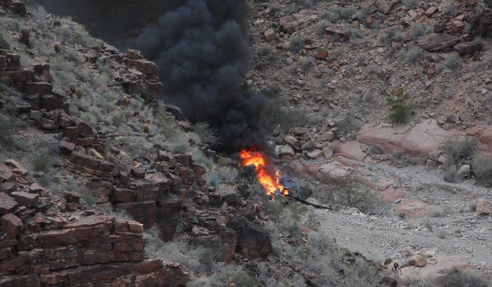 3 killed in Grand Canyon helicopter crash, 4 others injured