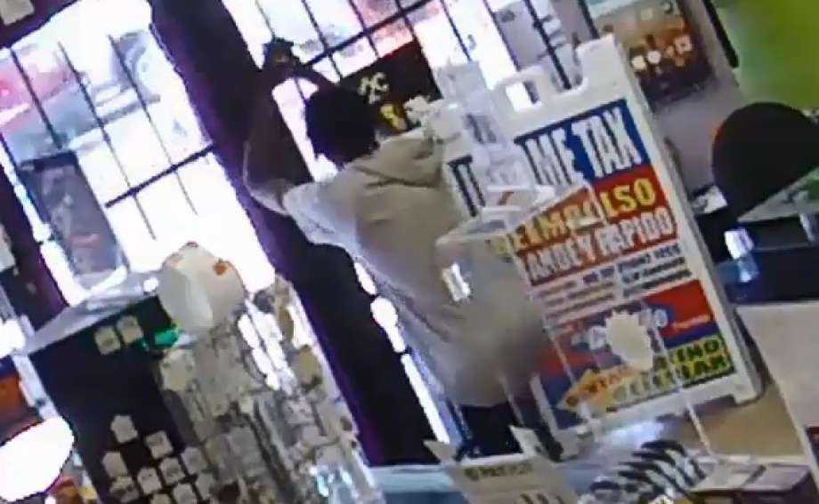 Robber's plan foiled by employee, ends in desperate prayer on camera