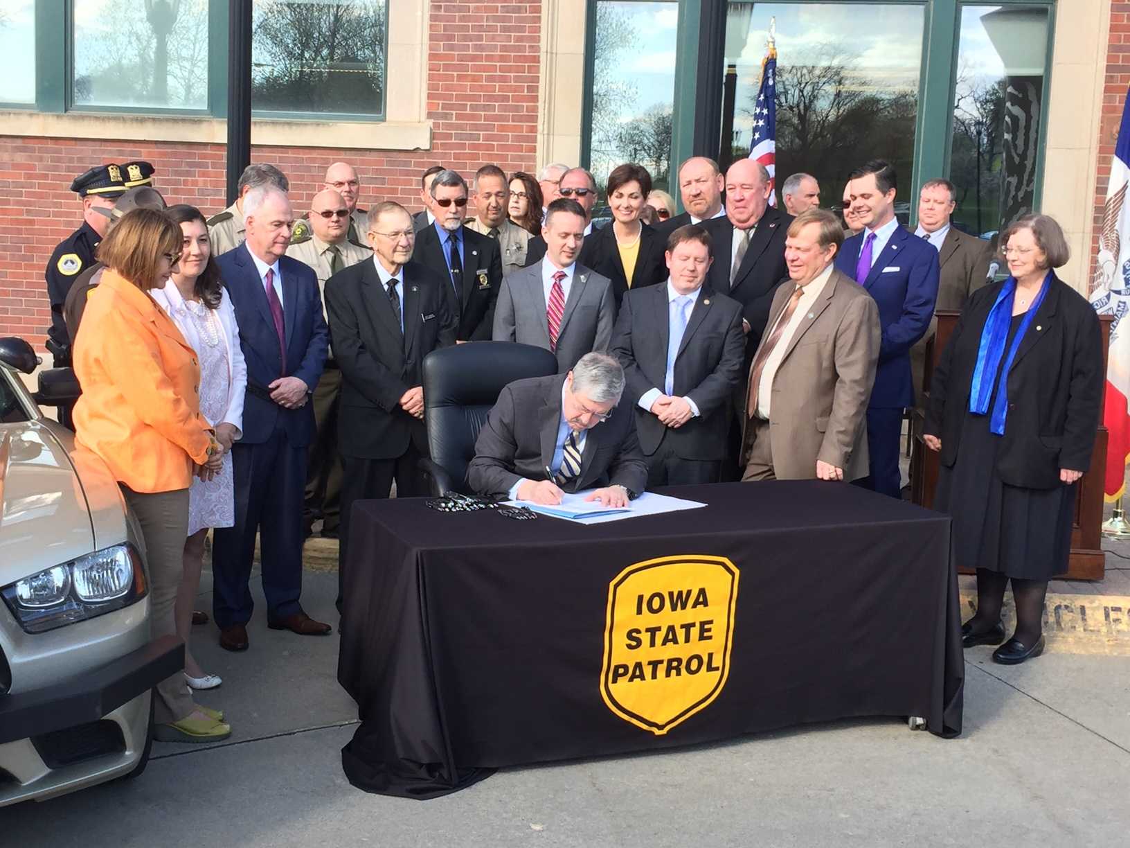Branstad signs laws restricting distracted driving in Iowa Branstad signs laws restricting distracted driving in Iowa