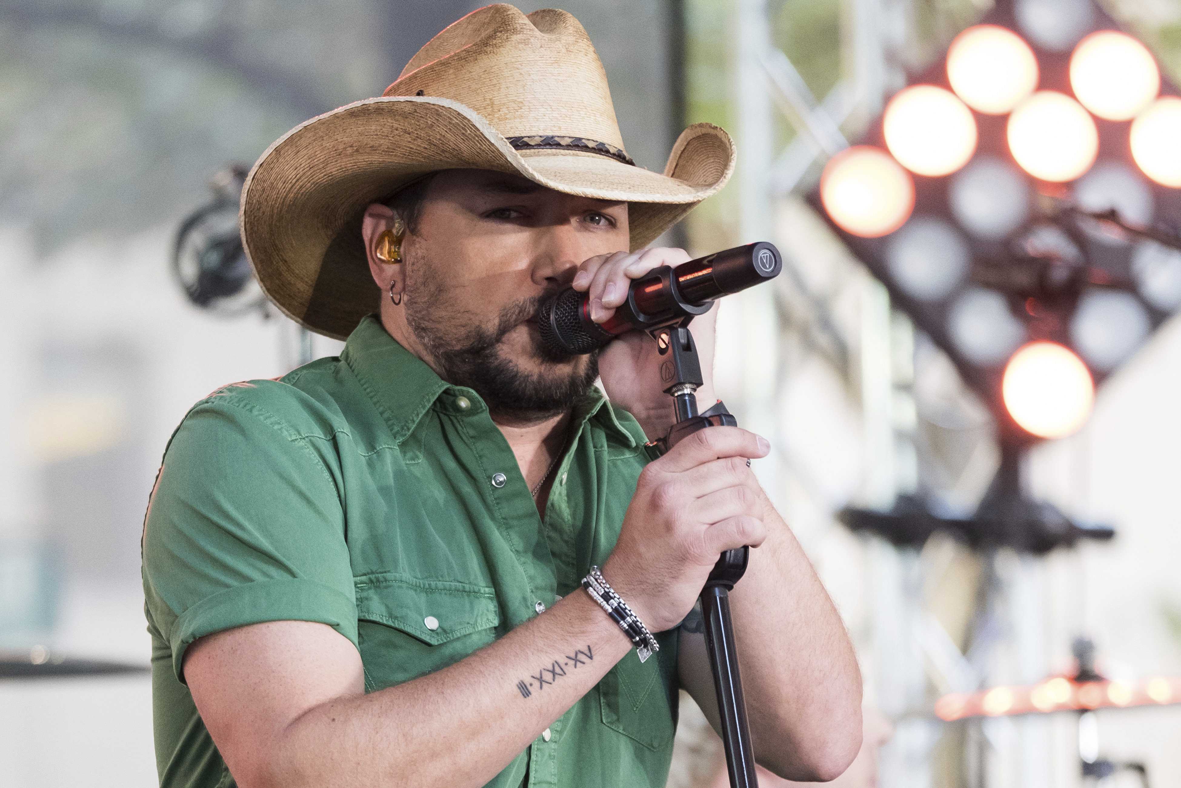 Jason Aldean opens 'SNL' playing Tom Petty's 'I Won't Back Down'