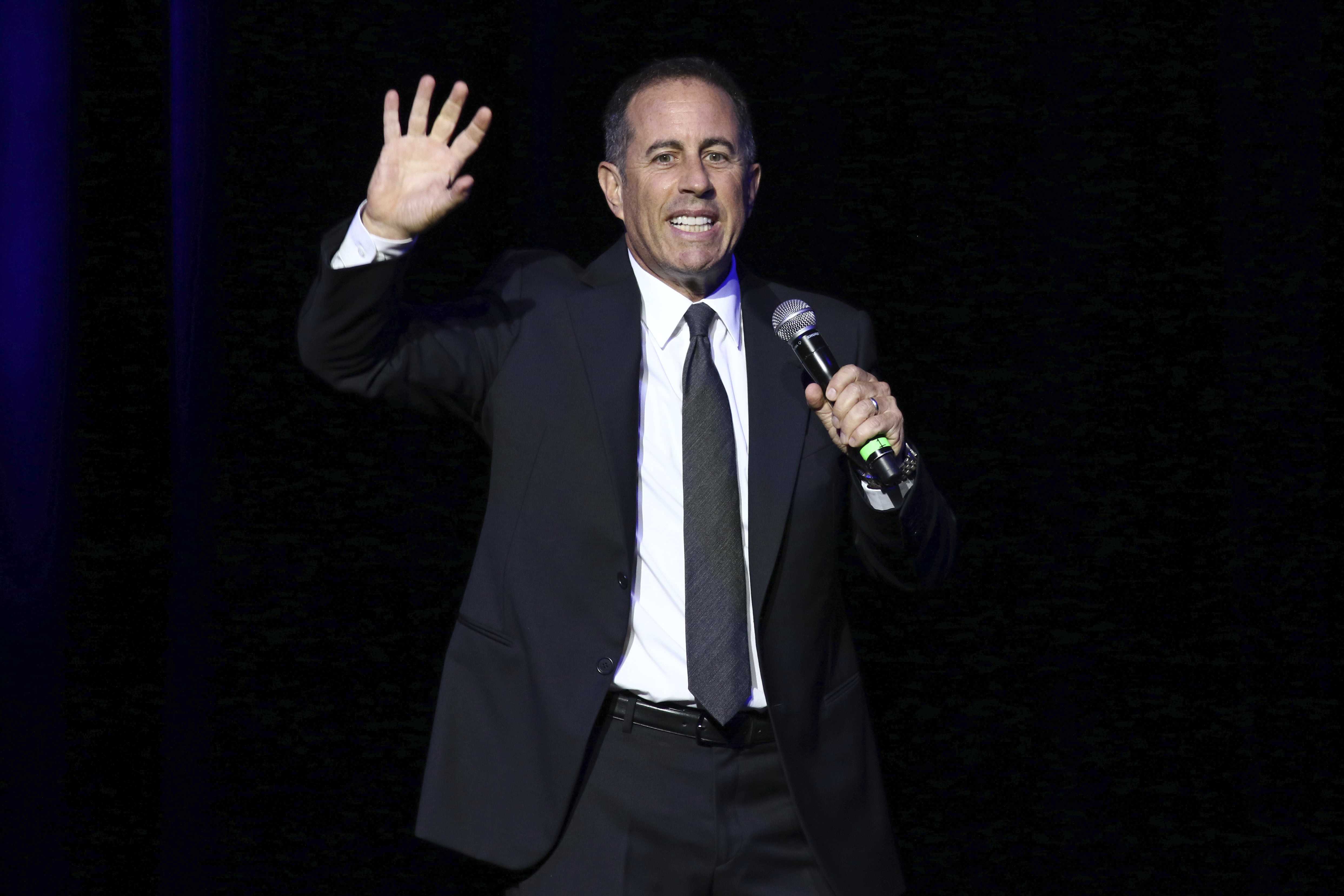 Jerry Seinfeld says 'no thanks' to hug from Kesha
