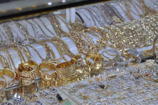 Robbers hold up jewelry store, make off with $800,000