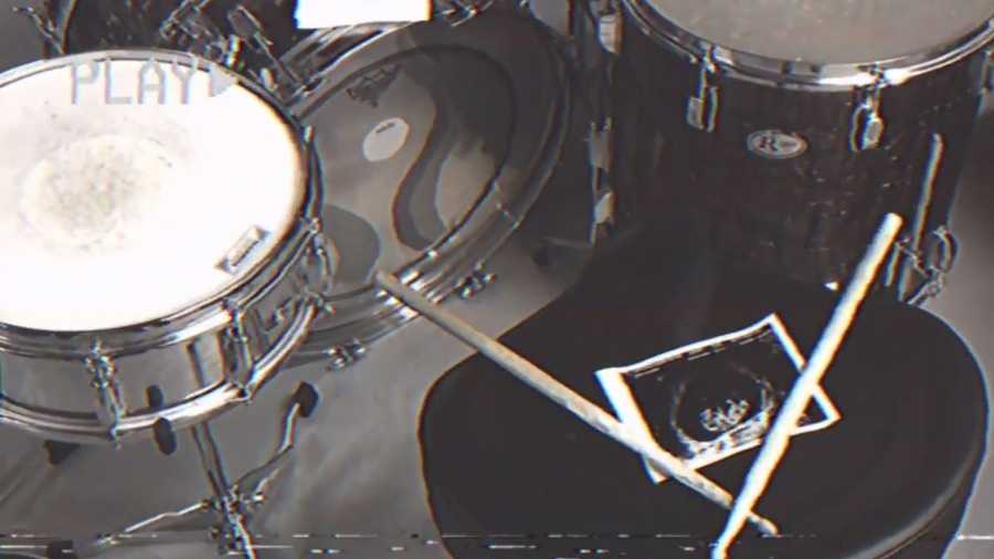 Couple creatively announces newest addition