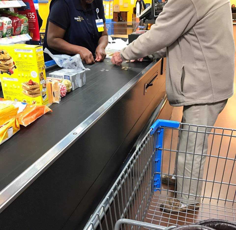 Photo of cashier helping nervous man count change goes viral