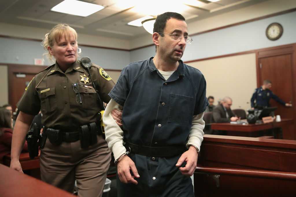 Video: Victims' father tries to attack Larry Nassar in court
