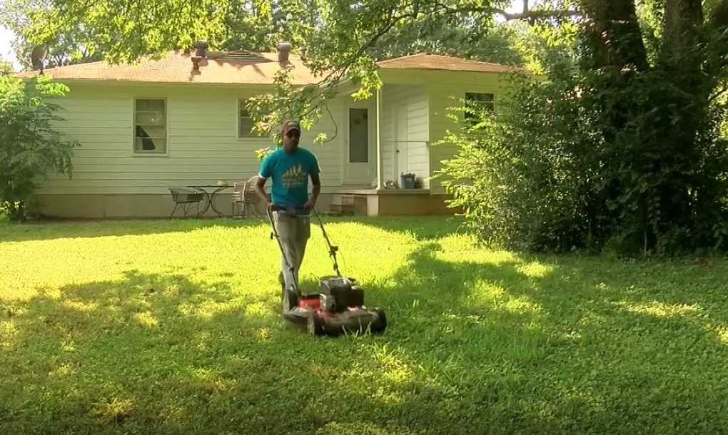 College student sends inspirational message one lawn at a time