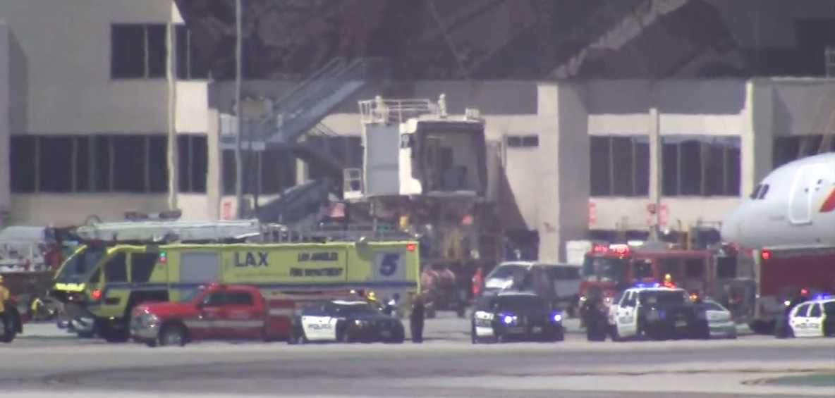 8 injured after plane clips supply truck at LA airport