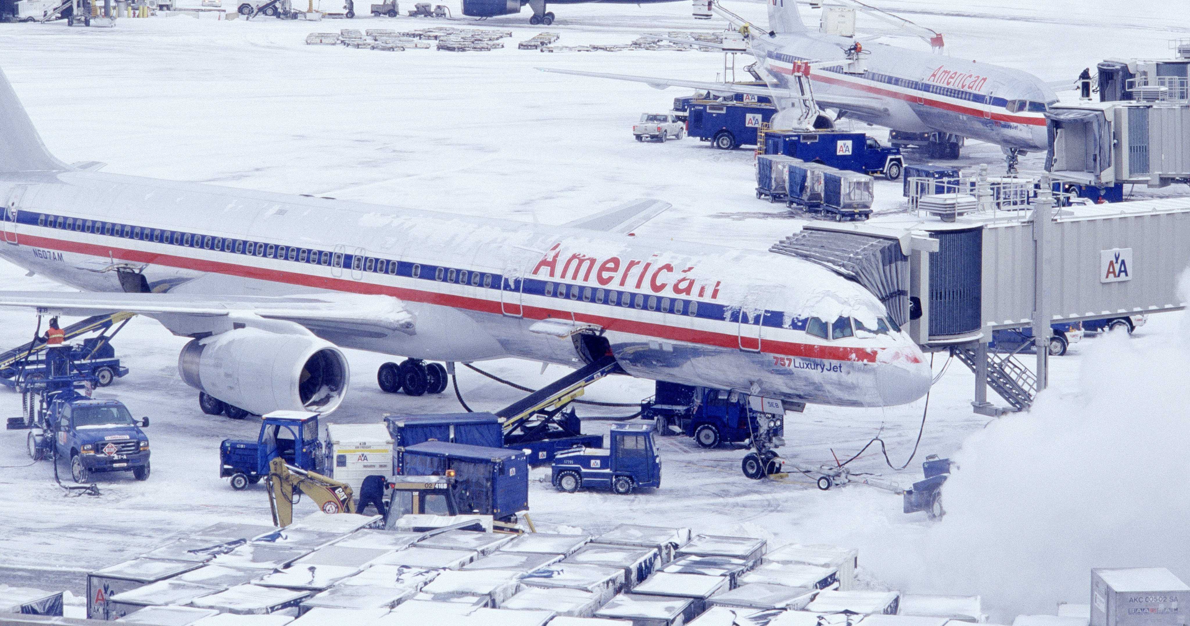 More than 1,500 flights canceled as snowstorm slams Midwest