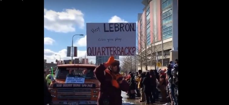 Cleveland Browns fans hold parade for team's 0-16 season