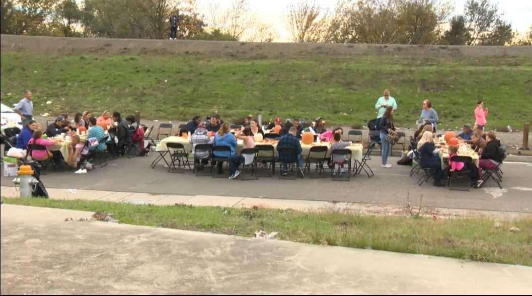 'They're family': Sacramento homeless enjoy Thanksgiving meal