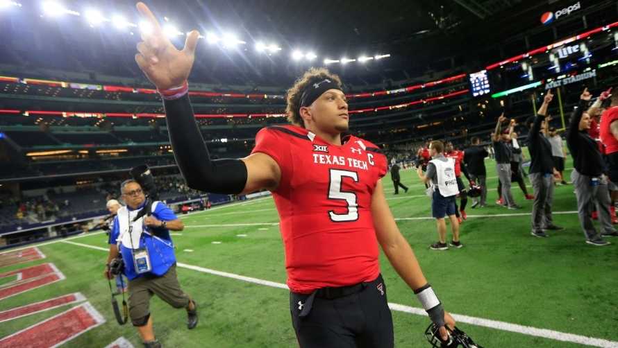 Chiefs quarterback Patrick Mahomes II robbed at gunpoint