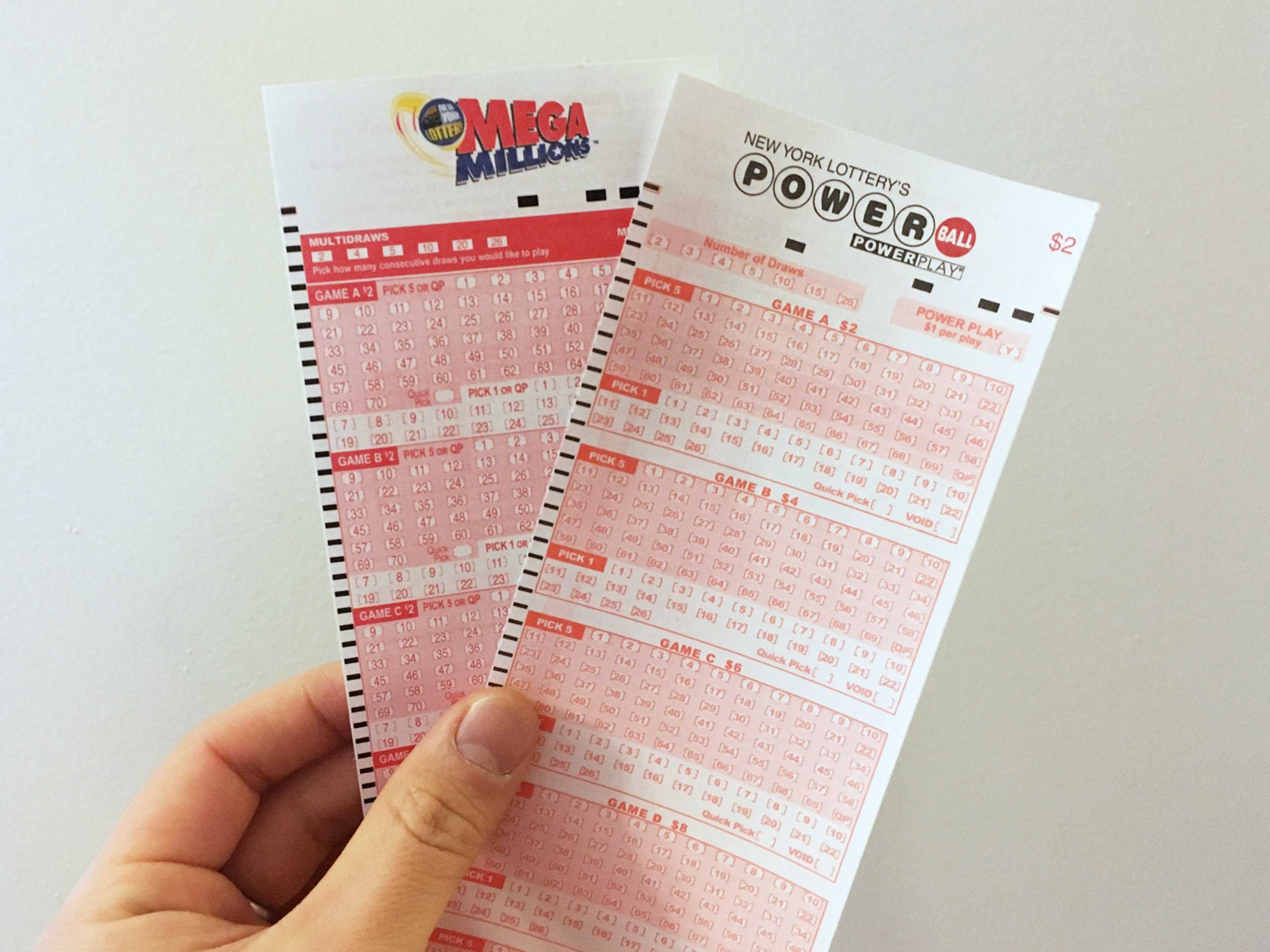 Still no Mega Millions jackpot winner, spotlight turns to $460 million Powerball prize