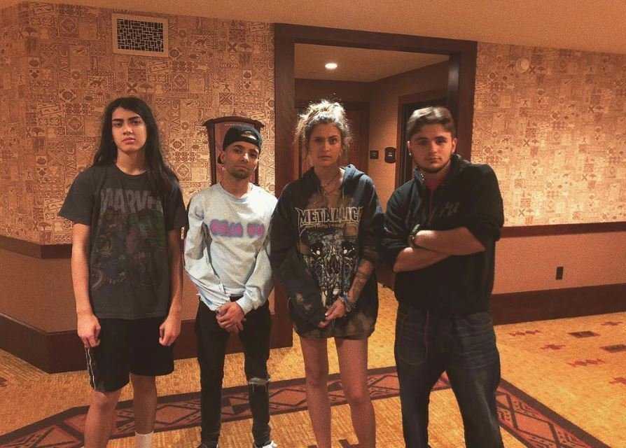 Holiday photo offers rare glimpse of Michael Jackson's children