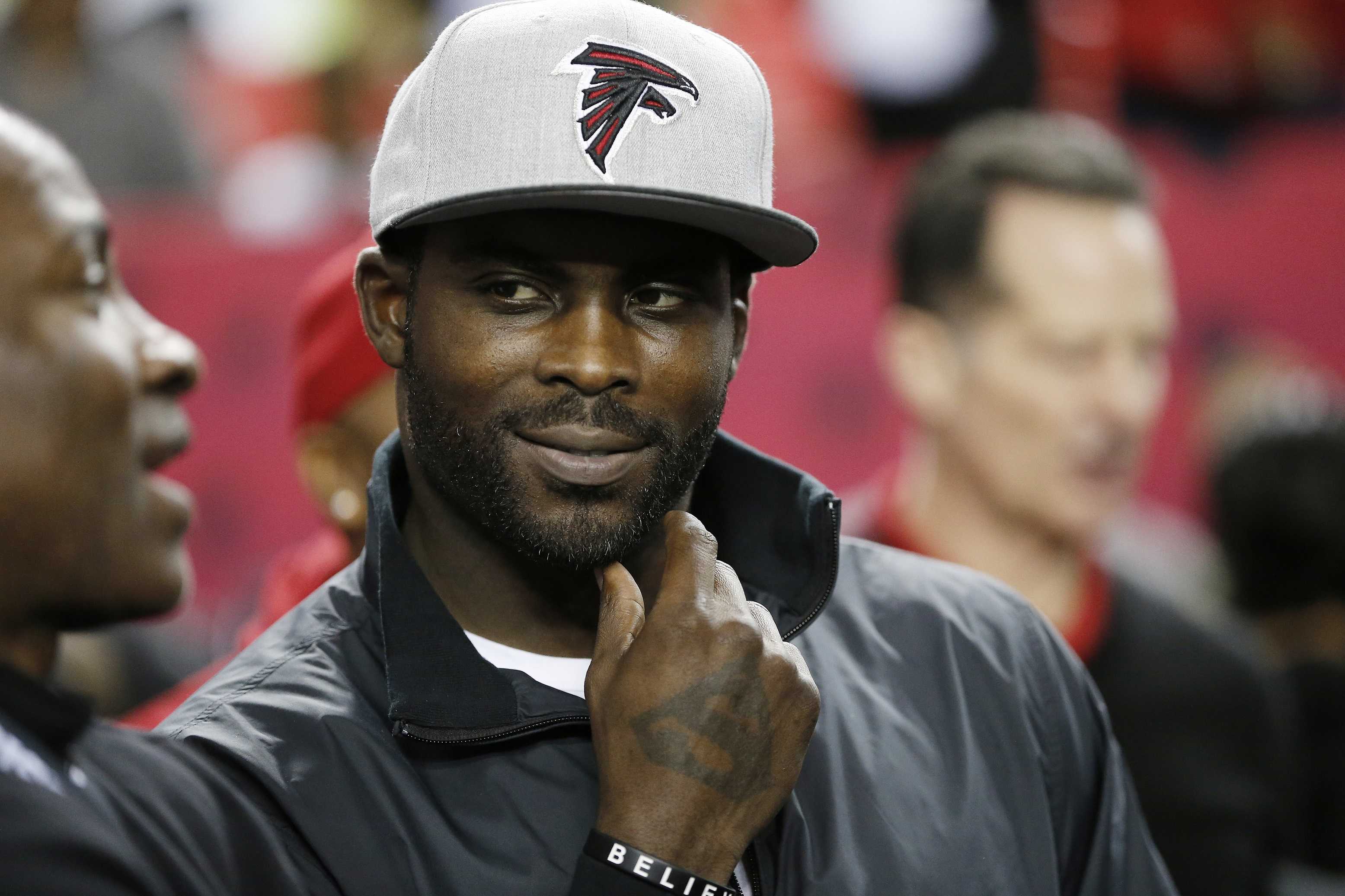 Michael Vick's father charged with distribution of heroin