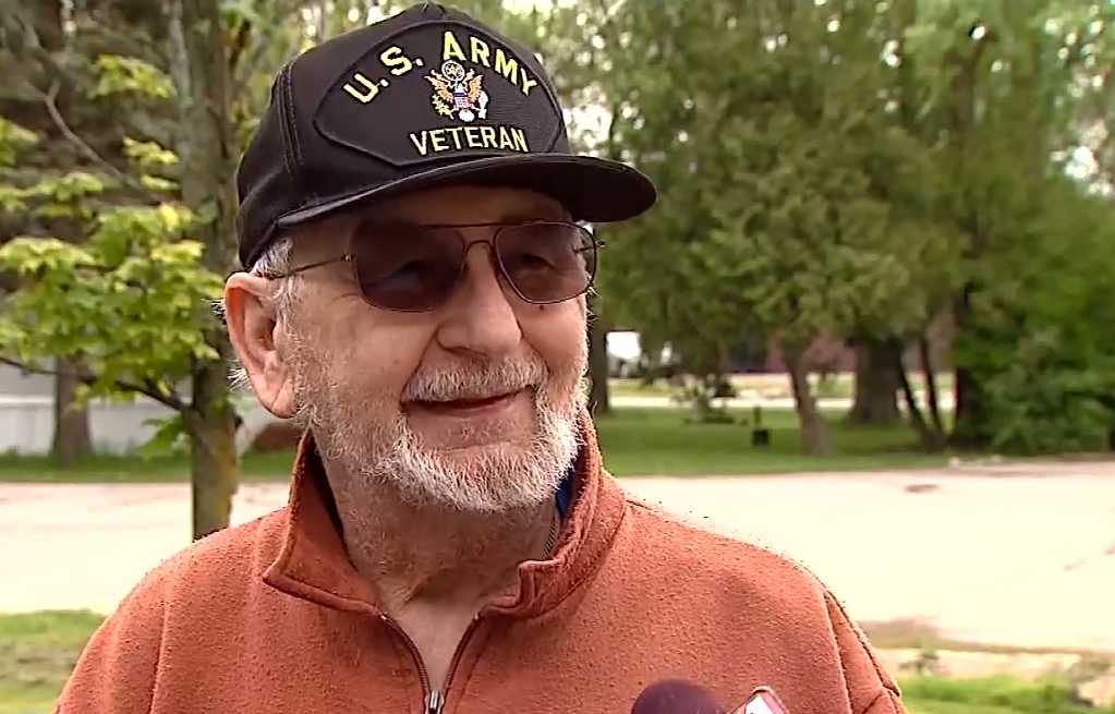 Neighbors come together to fix up veteran's home