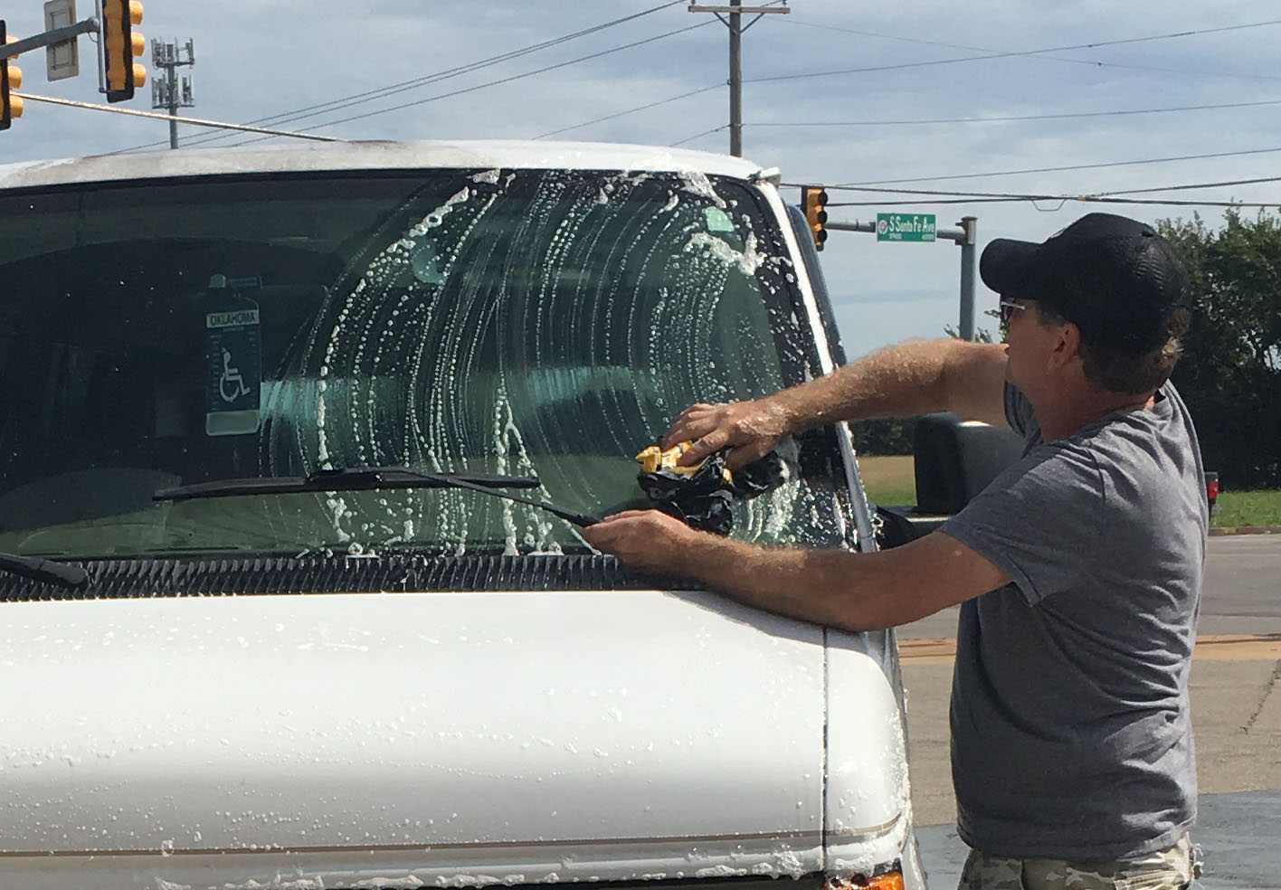 Online radio station uses NFL gear to wash cars for veterans