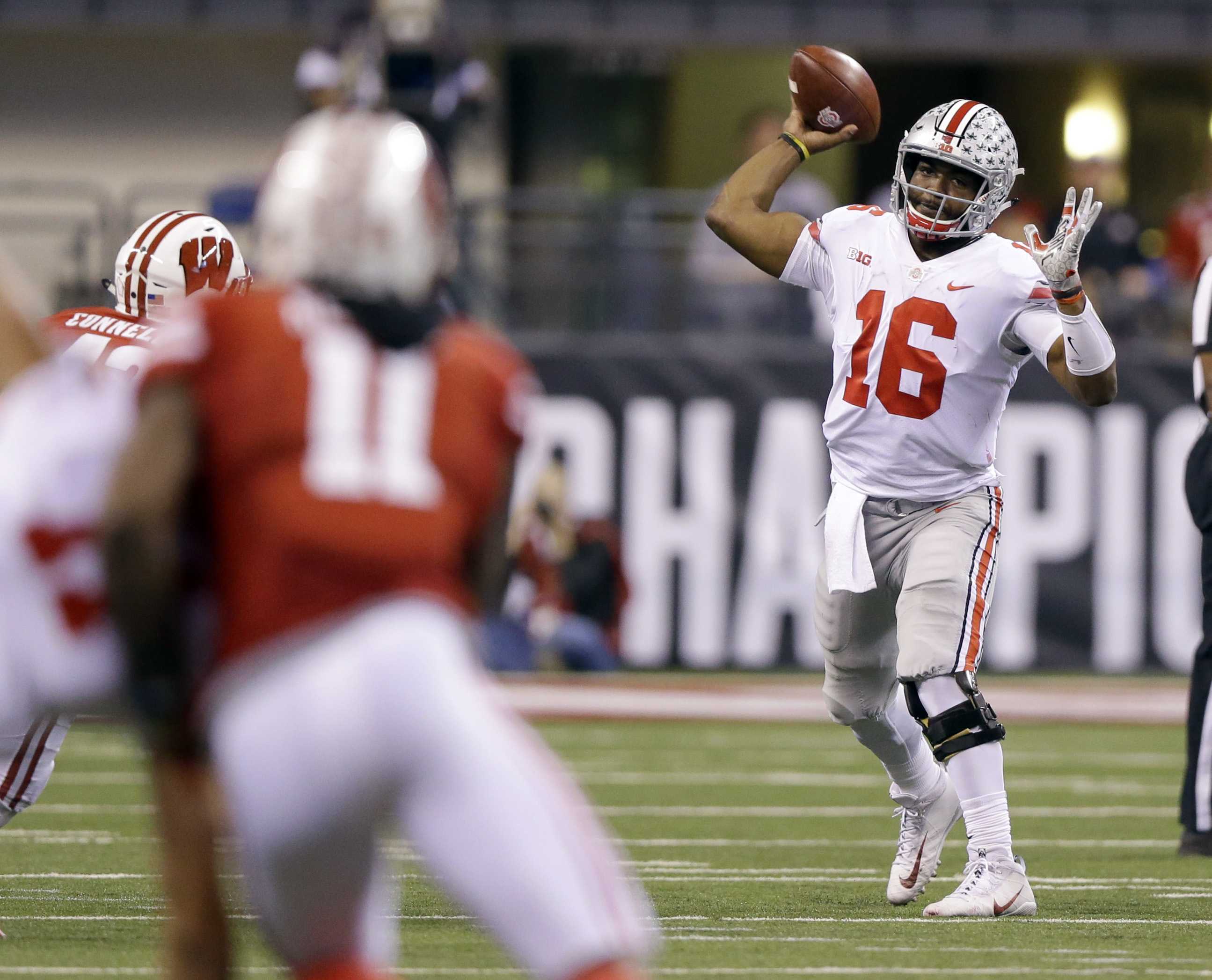 Barrett leads No. 8 Ohio State past No. 3 Wisconsin 27-21