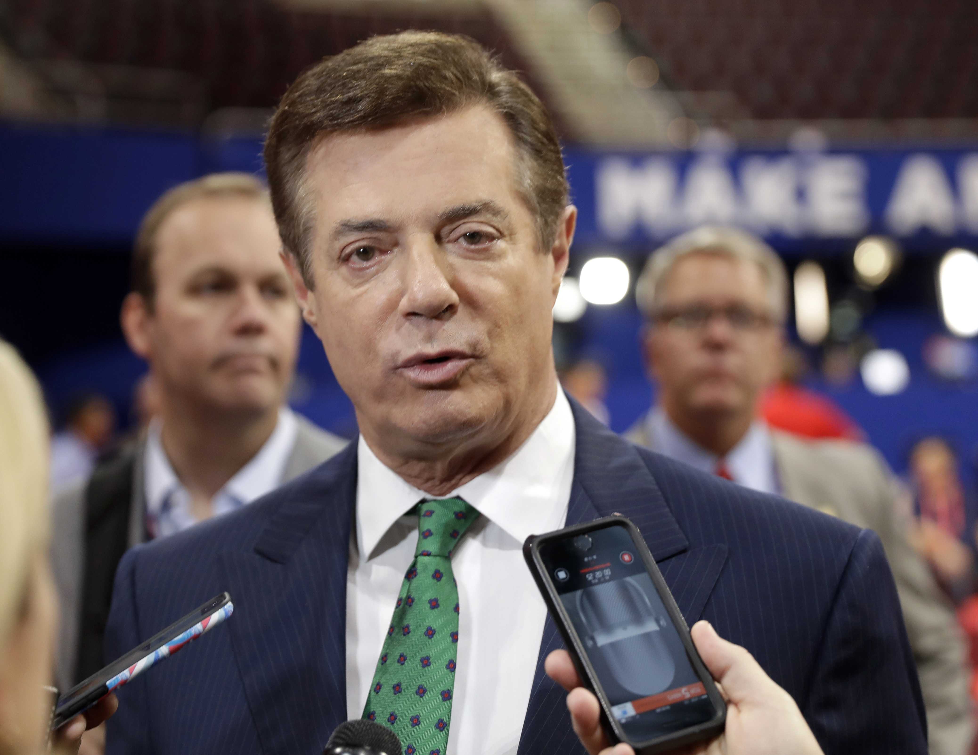 Emails show Manafort offered to give Russian 'private briefings' on campaign