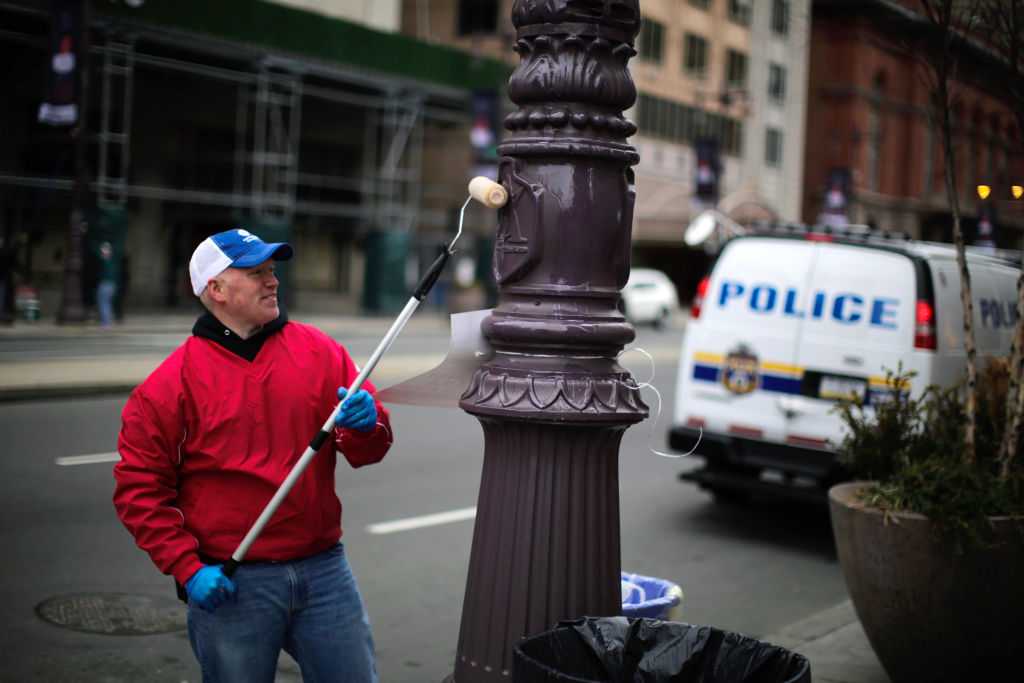 Philly cops use hydraulic fluid on poles to deter climbers