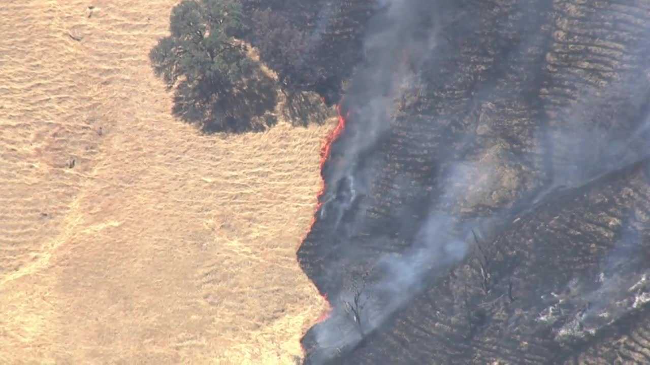 Fire spreads in tinder-dry Yolo County grassland; aerial attack mounted Fire spreads in tinder-dry Yolo County grassland; aerial attack mounted