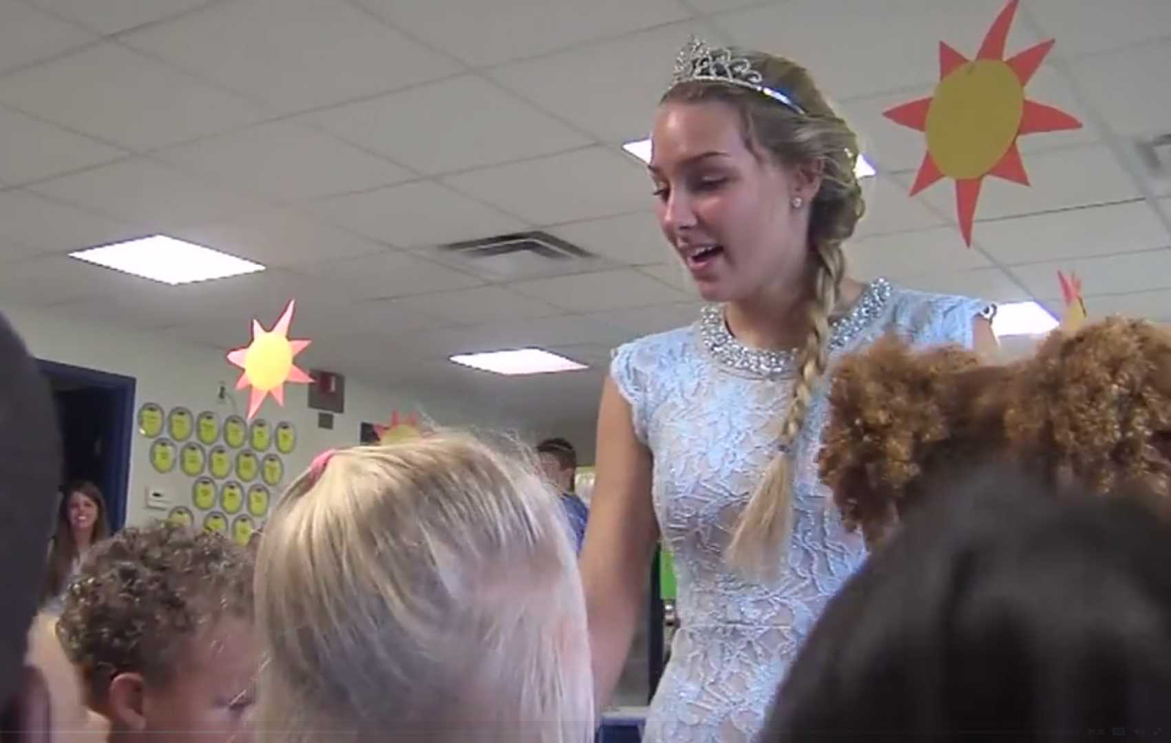 'Elsa' visits sick kids at hospital