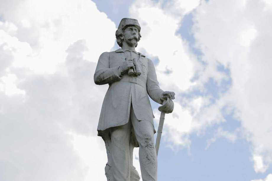 Man charged with trying to plant bomb at Confederate statue