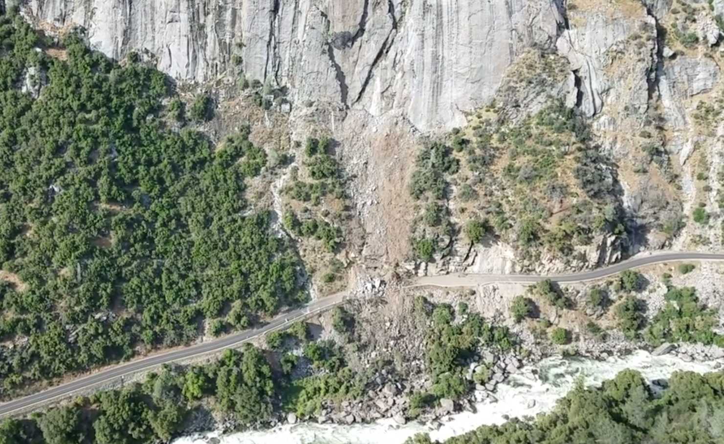 4,000 tons of fallen rock block road to Yosemite National Park
