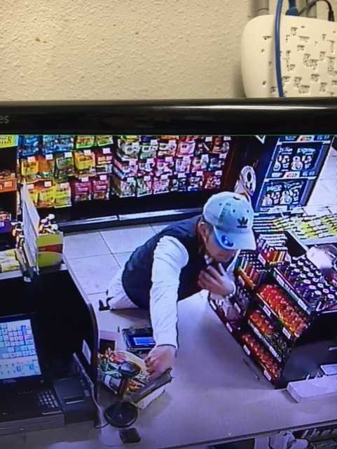 ​CAUGHT ON CAMERA: Man robs Roseville convenience store​