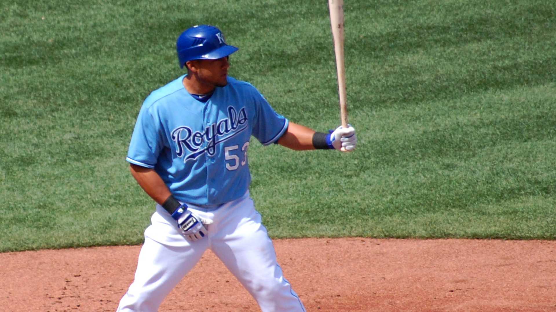 Royals trade two minor leaguers to the White Sox for Melky Cabrera and cash considerations